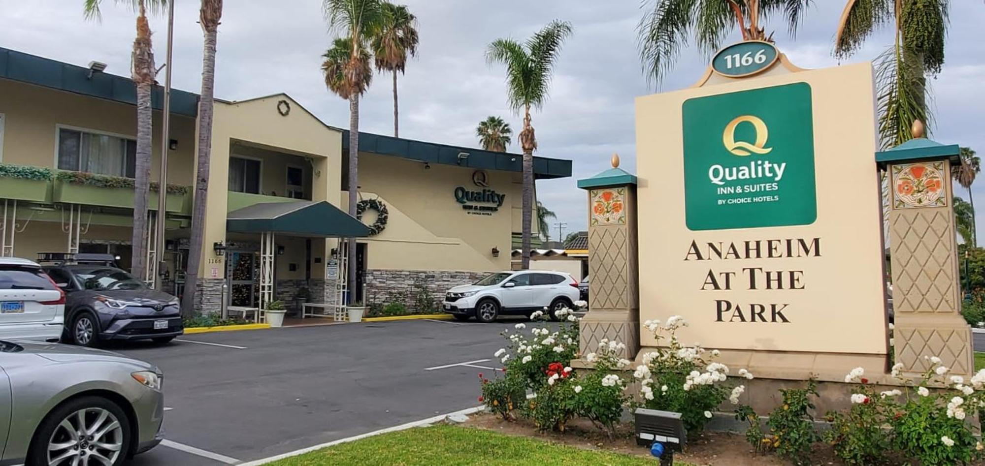 Quality Inn & Suites Anaheim At The Park Exterior foto